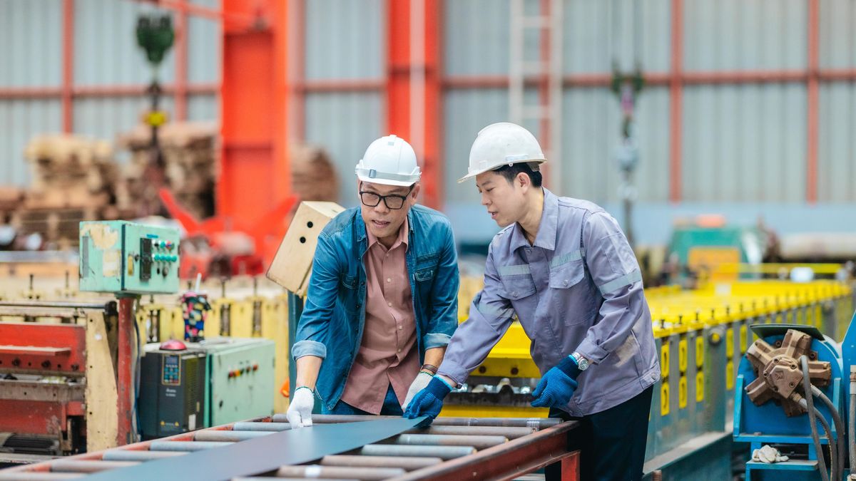 Výroba v čínských továrnách zpomaluje už sedm měsíců v řadě